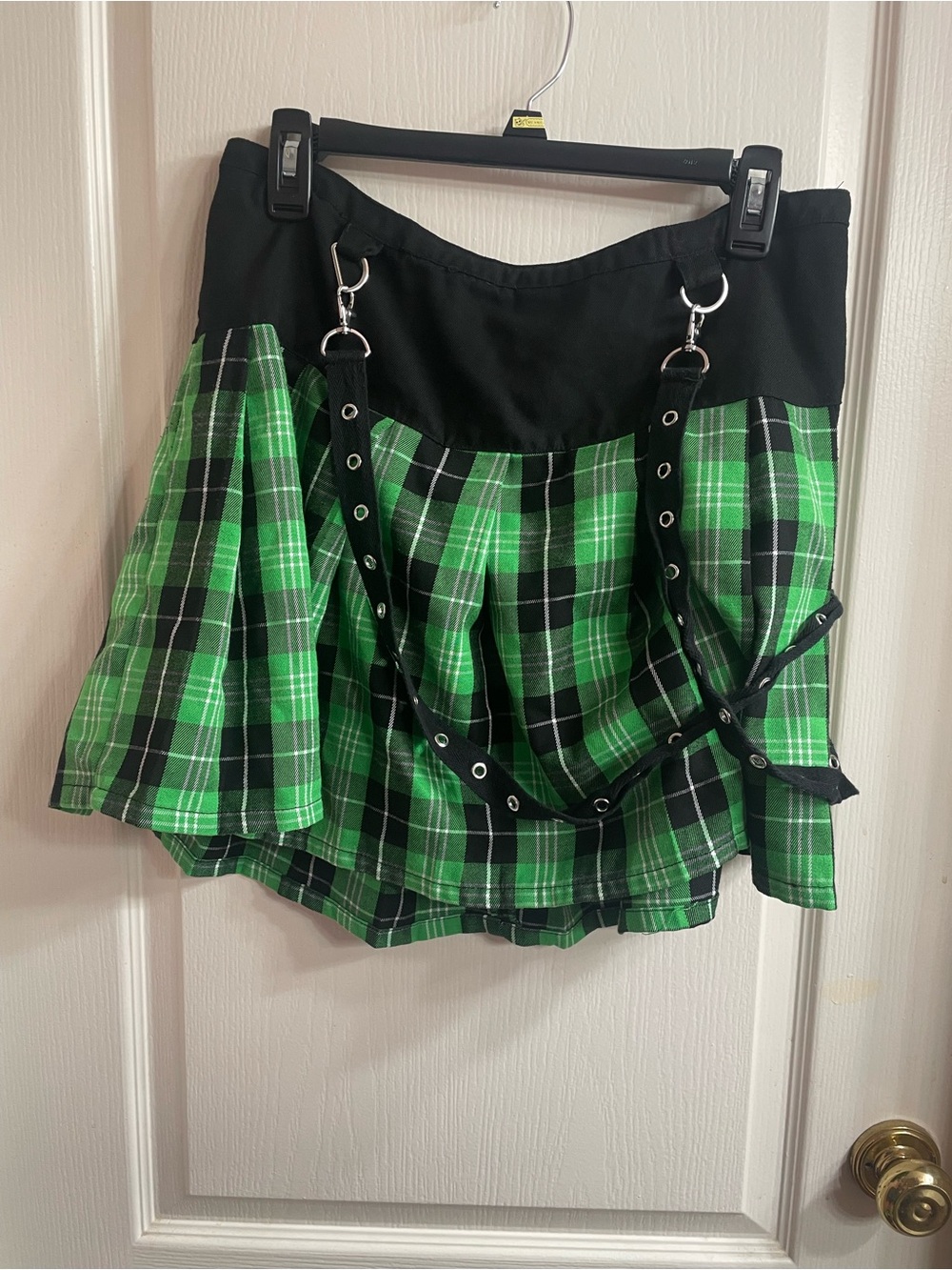 Hot Topic Women’s Green Plaid Pleated Mini Skirt with Straps; Goth, Grunge